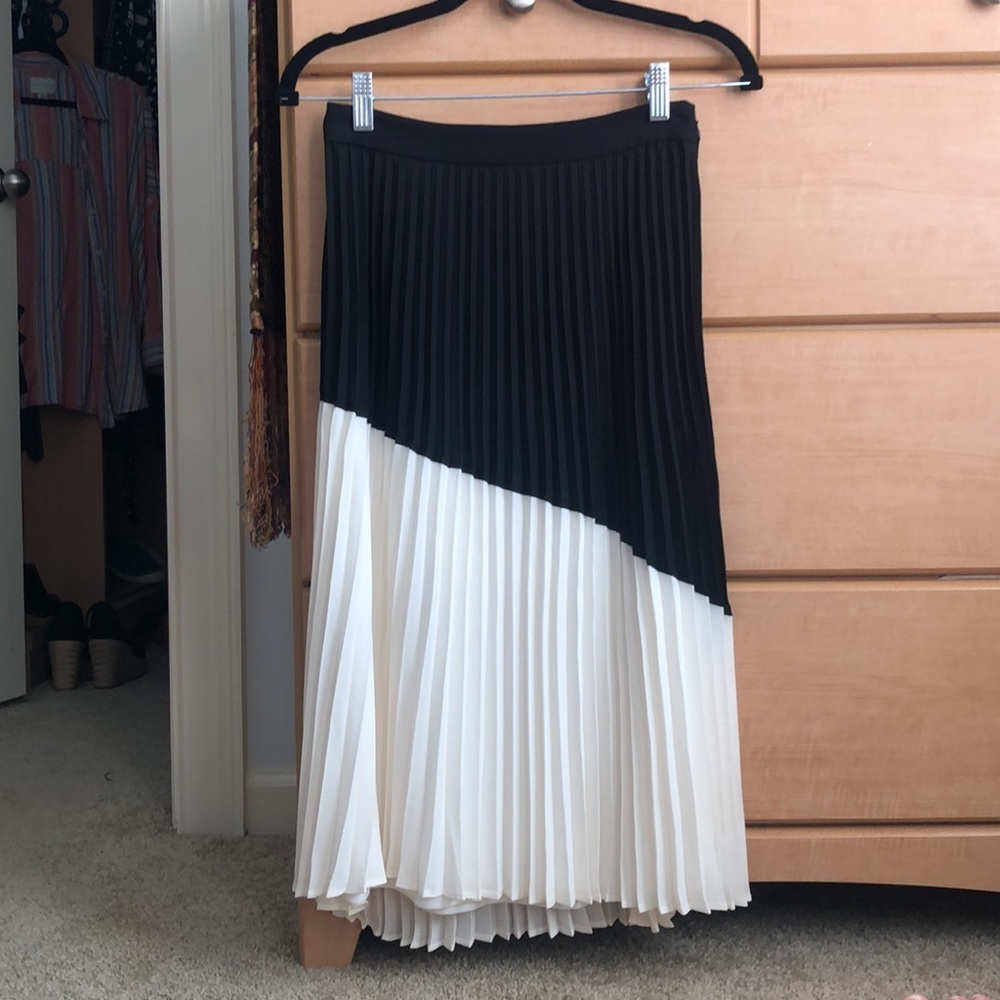NWOT Express midi, color block black and white/cream pleated skirt, size XS